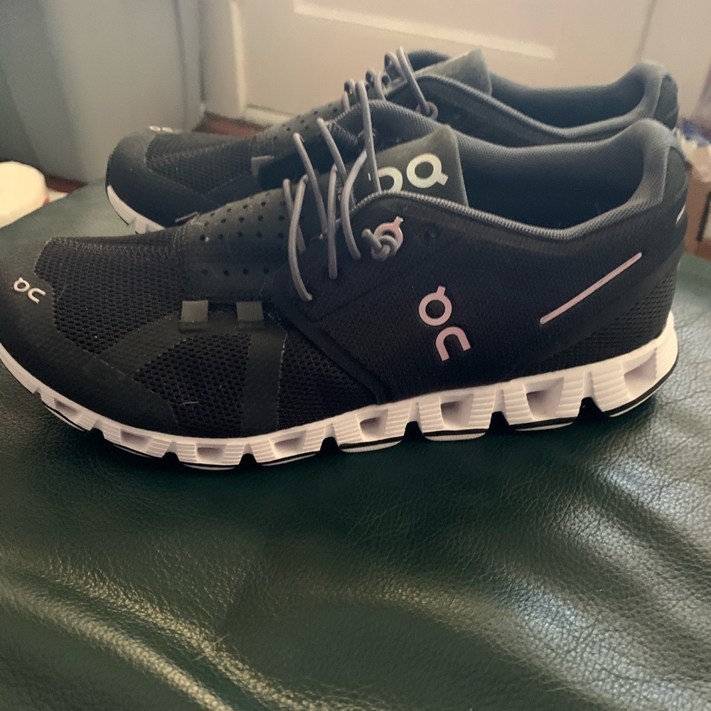 On Cloud running shoes, W 6